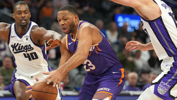 Eric Gordon dribbles the basketball against the Kings.